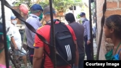 “En el caso de los medios independientes, la censura se cierne sobre ellos con mayor virulencia, a través de la represión...", afirma Henry Constantin, vicepresidente regional para Cuba de la SIP. Foto de la detención del reportero independiente Enrique Díaz.