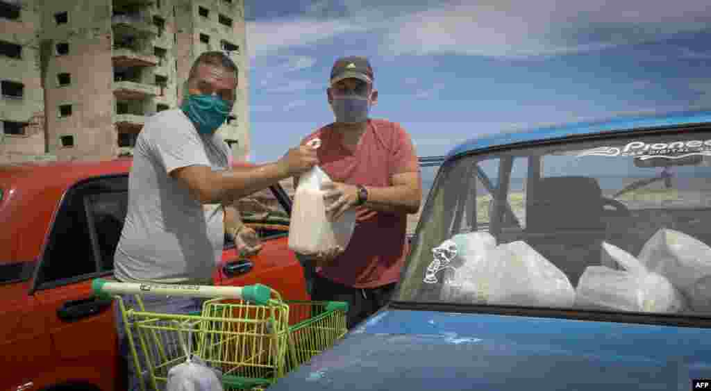 Habaneros ponen en el auto lo comprado en dólares.