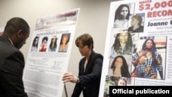 Funcionarios del FBI despliegan carteles al anunciar en mayo de 2013 una recompensa de 2 millones de dólares por información que condujera a la captura de Joanne Chesimard.