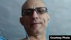 Ferrer habla con su hermano tras salir de prisión.