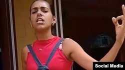 Captura de video en Facebook de joven cubana protestando por la falta de electricidad en su vivienda, en Baracoa, Guantánamo.