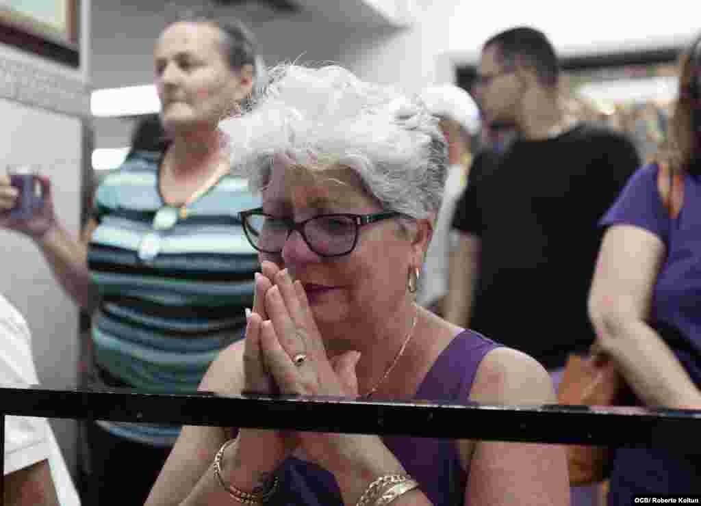 Creyentes piden un milagro en El Rincón de San Lázaro en Hialeah.