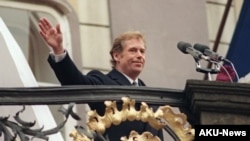 Havel ante los ciudadanos de Praga tras haber jurado como presidente de Checoslovaquia.