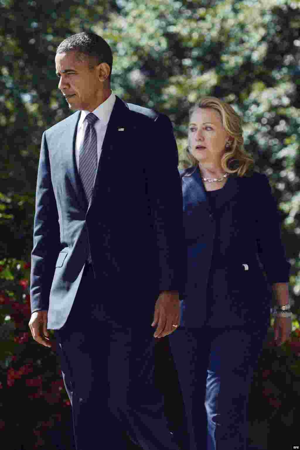 El presidente estadounidense Barack Obama y la secretaria de Estado Hillary Clinton, se disponen a ofrecer una rueda de prensa en la Casa Blanca, Washington, EEUU, el 12 de septiembre del 2012, para hablar sobre el asesinato del embajador estadounidense