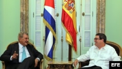 El presidente del Congreso de España Jesús Posada habla con el ministro de Relaciones Exteriores de Cuba Bruno Rodríguez.
