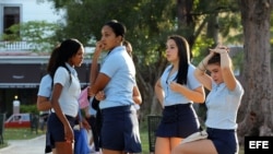 Un grupo de jóvenes de preuniversitario conversan antes de entrar a clases durante el primer día del año académico.