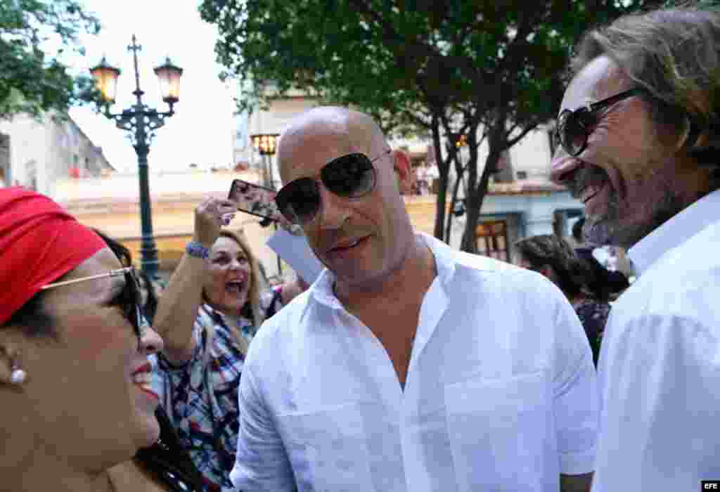 El actor estadounidense Vin Diesel, quien se encuentra en Cuba rodando la octava parte de la saga Rápido y Furioso, asiste al desfile.