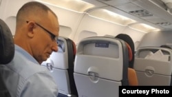 José Daniel Ferrer en el avión en el que parte al destierro desde su natal Santiago de Cuba rumbo a Miami, Estados Unidos.