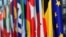Banderas de países europeos junto a la bandera de la UE en Bruselas.