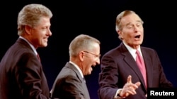 Los candidatos presidenciales, el gobernador Bill Clinton, el empresario Ross Perot y el presidente George H.W. Bush se ríen al concluir su debate de 1992. (© Mark Cardwell/Reuters)