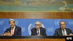 El secretario de Estado estadounidense, John Kerry (i), el mediador internacional para Siria, Lajdar Brahimi (c), y el ministro ruso de Exteriores, Sergei Lavrov, ofrecen una rueda de prensa en la que hablaron sobre las armas químicas en Siria, en el Pa