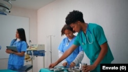 Personal médico trabaja en una sala de emergencias. (Imagen de referencia)