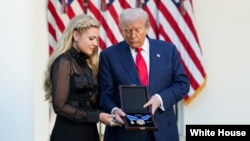 El presidente Trump otorgó póstumamente a Charlie Kirk la Medalla Presidencial de la Libertad, el máximo reconocimiento civil en EEUU.