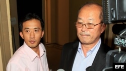 Dos funcionarios norcoreanos sin identificar salen del Ministerio de Seguridad de Panamá en Ciudad de Panamá donde , se reunieron con representantes con autoridades panameñas.