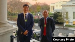 El líder político del exilio tibetano, Lobsang Sangay (izq.), y su asistente Ngodup Tsering en la Casa Blanca.