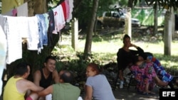 Migrantes cubanos refugiados en la sede de la Pastoral Social Cáritas.