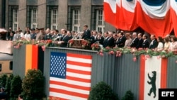 Fotografía de archivo del 26 de junio de 1963 que muestra el discurso del entonces preseidente de los Estados Unidos, John F. Kennedy, en el ayuntamiento de Berlin, Alemania. Con su histórica frase 'Ich bin ein Berliner' (Yo soy berlinés.