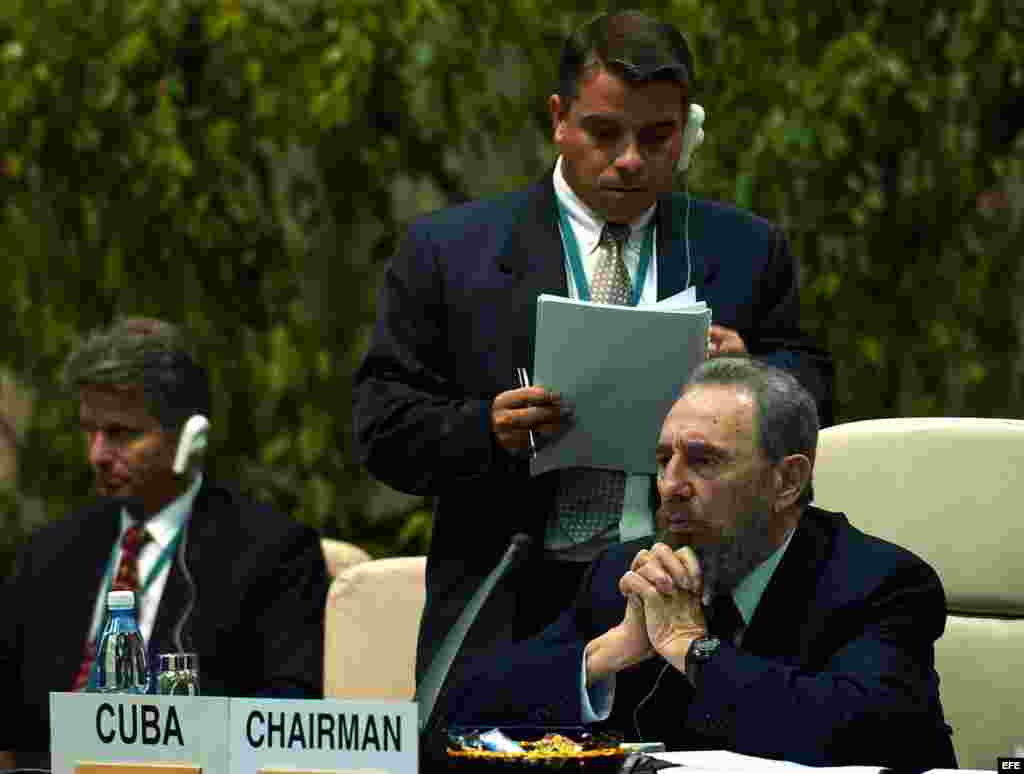 Fidel Castro (d) y el canciller Felipe Pérez Roque (c)