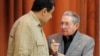 Raúl Castro y Nicolás Maduro (i), hablan en diciembre del 2016.