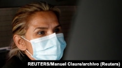 La expresidenta interina de Bolivia, Jeanine Áñez, es vista en un automóvil frente a la sede de la FELCC (Fuerza Especial de Lucha contra el Crimen) en La Paz. REUTERS/Manuel Claure/archivo.