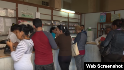 Farmacias vacías, y largas colas cuando llegan algunos medicamentos.