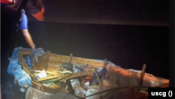 Una precaria embarcación de migrantes cubanos hallada por la Guardia Costera de Estados Unidos.