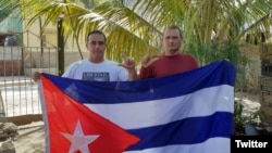 Irán Almaguer Labrada (derecha), junto al Dr. Eduardo Cardet. (MCL/Twitter)