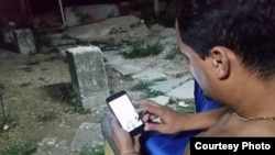 Un joven en Nuevitas se conecta este 1 de octubre al servicio 4G (Foto de Ricardo Fernández).