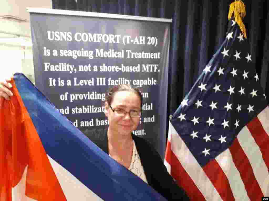 Yaquelín Vera es quizá la primera refugiada que despliega la bandera de su país a bordo del Comfort.