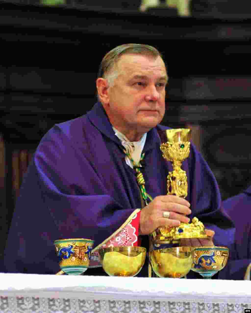 El arzobispo de Miami, Thomas Wenski, oficia una misa en la Catedral de La Habana, Cuba, el martes 27 de marzo de 2012.