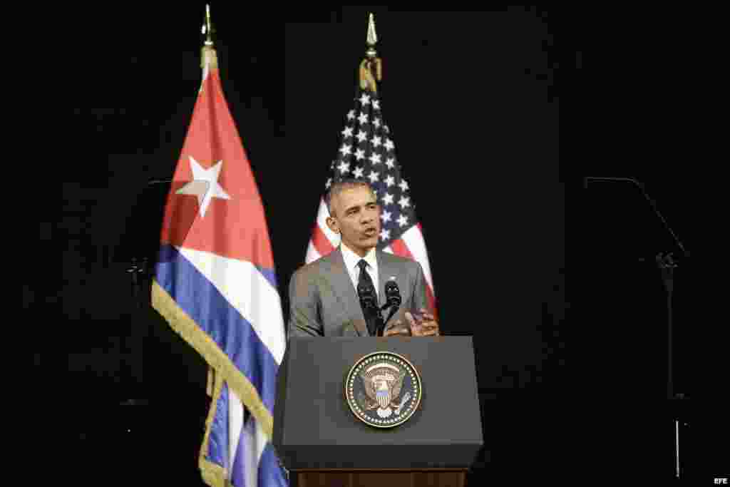 El presidente de Estados Unidos, Barack Obama, ofrece un discurso al pueblo cubano hoy, martes 22 de marzo de 2016, en el Gran Teatro de La Habana en La Habana (Cuba). "Le ofrezco al pueblo cubano un saludo de paz" dijo en español el presidente estadouni