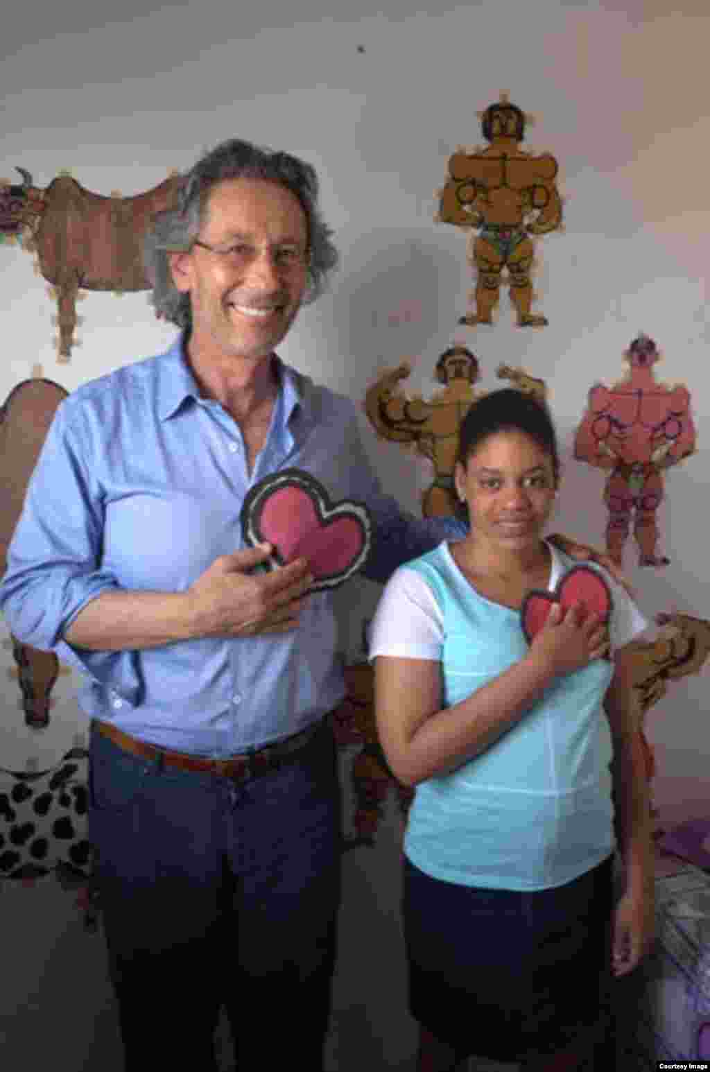 Daniel Klein, curador de arte y mecenas de esta exposición, y la artista "outsider" Misleidys Castillo, de quien presentará una muestra en su galería de Nueva York.