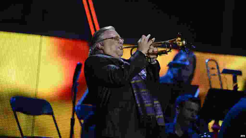 El músico cubano Arturo Sandoval actúa en la decimotercera edición de los Premios Grammy Latino en Las Vegas.