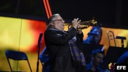 El músico cubano Arturo Sandoval actúa en la decimotercera edición de los Premios Grammy Latino en Las Vegas.