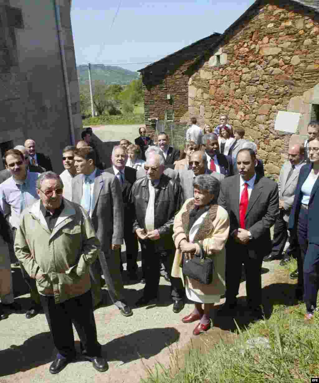 El general Raúl Castro Ruiz ante la casa en la que nació su padre, Ángel María Bautista Castro Argiz, y su abuelo Manuel Castro Núñez en Láncara (Lugo).