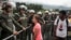 Una mujer grita consignas a integrantes de la Guardia Nacional Bolivariana que bloquean el paso al Tribunal Supremo de Justicia.