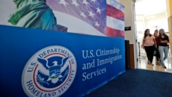 Noticias de Cuba en 5 minutos | 02/20/2025 FILE - In this Aug. 17, 2018, people arrive before the start of a naturalization ceremony at the USCIS Miami Field Office in Miami. AP