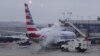Un avión Boeing 737 de American Airlines Boeing espera el Aeropuerto Nacional Ronald Reagan de Washington el 7 de marzo de 2018.