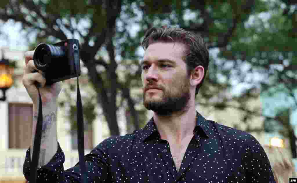 El actor estadounidense Alex Pettyfer asiste al desfile de la casa de modas francesa Chanel.