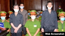 Blogueros vietnamitas Pham Chi Dung, Nguyen Tuong Thuy y Le Huu Minh Tuan durante juicio en ciudad Ho Chi Minh. (2021 STR / Agencia de Noticias de Vietnam / AFP).