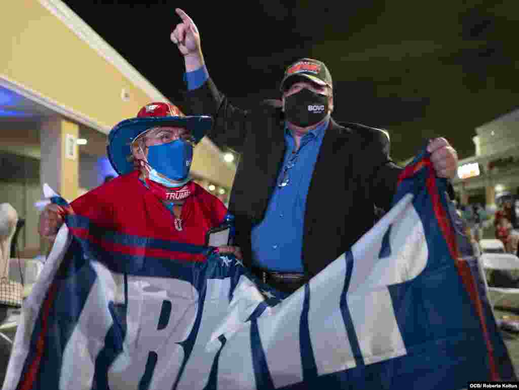 Cubanos se manifiestan dando la victoria a la reelección de Donald Trump.