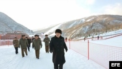 Kim Jong-un inspecciona la pista de esquí en Wonsan.