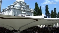 Cientos de partidarios del presidente turco, Recep Tayip Erdogan, salen a la calle para darle su apoyo Cientos de partidarios del presidente turco, Recep Tayip Erdogan, salen a la calle para darle su apoyo