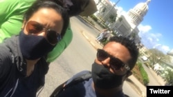 Marthadela Tamayo llega al Parque Central junto a su pareja, Osvaldo Navarro.