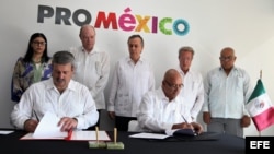 El director general de ProMéxico, Francisco N. González Díaz (i), y el director del Centro para la Promoción del Comercio Exterior y la Inversión Extranjera de Cuba (CEPEC), Roberto Verrrier (d), firman un acuerdo de cooperación entre ambas instituciones