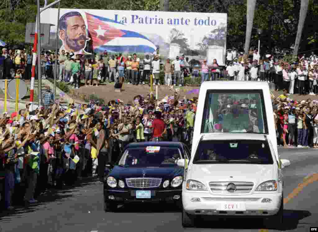 Miles reciben al Papa en su llegada a la Plaza de la Revolución Antonio Maceo, el lunes 26 de marzo de 2012, en de Santiago de Cuba.