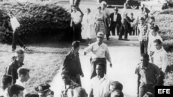 Seis estudiantes negros intentan entrar en un instituto de North Little Rock en el que los estudiantes blancos no les permitieron el acceso. En la foto, la Policía trata de prevenir cualquier brote violento mientras escoltan a los estudiantes negros. Efe/
