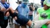 Manifestantes ayudan a un hombre herido durante una protesta contra el Gobierno del presidente de Nicaragua, Daniel Ortega, en Managua, Nicaragua, el 21 de enero de 2019.