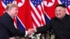 Donald Trump y Kim Jong Un, se saludan en Hanoi.