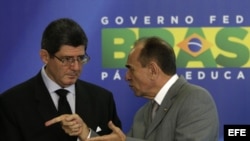 Ministro de la Hacienda de Brasil Joaquim Levy (i) habla con su homólogo de Salud Marcelo Castro